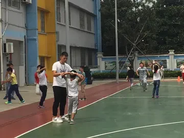 篮球防守训练中如何提高体能和耐力_1